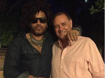 Mastella e Lenny Kravitz, la foto insieme spopola sui social Mastella e Lenny Kravitz, la foto insieme spopola sui social