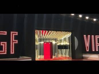 Grande Fratello Vip: Malgioglio e Lorenzo Flaherty si baciano