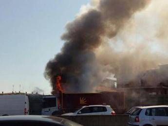 Roma, camion in fiamme: paura sul Gra Roma, camion in fiamme: paura sul Gra
