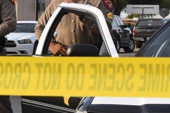 Lascia pistola vicino al letto, bimbo di 3 anni uccide sorellina Lascia pistola vicino al letto, bimbo di 3 anni uccide sorellina