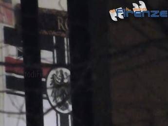 Firenze, bandiera neonazista in caserma carabinieri Aperta un'inchiesta Firenze, bandiera neonazista in caserma carabinieri Aperta un'inchiesta
