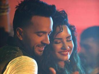 Luis Fonsi esce con 'Echame la culpa' ed è già boom Luis Fonsi esce con 'Echame la culpa' ed è già boom