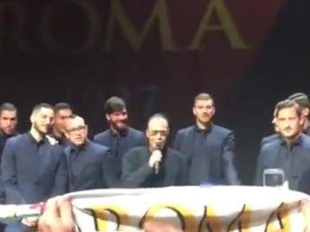 Venditti sbaglia l'inno della Roma Venditti sbaglia l'inno della Roma