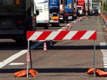 Tir si ribalta sulla A10 Tir si ribalta sulla A10