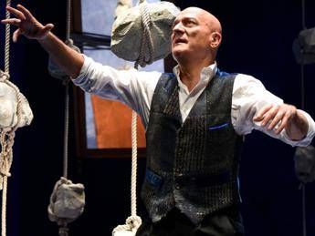 Claudio Bisio torna in scena con 'Father and son' Claudio Bisio torna in scena con 'Father and son'