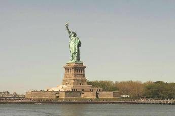 Statua della Libertà chiusa ai turisti, scatta lo shutdown Statua della Libertà chiusa ai turisti, scatta lo shutdown