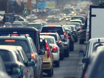 Lotta a smog? Cittadini vogliono mezzi pubblici più efficienti Lotta a smog? Cittadini vogliono mezzi pubblici più efficienti