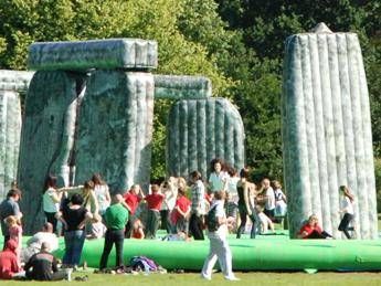 Deller gonfia il suo Stonehenge a Milano Deller gonfia il suo Stonehenge a Milano