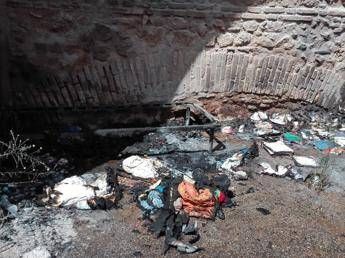Roma, in fiamme giaciglio di un senzatetto Roma, in fiamme giaciglio di un senzatetto
