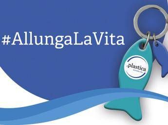 Da rifiuto a ciondolo, la seconda vita della plastica Da rifiuto a ciondolo, la seconda vita della plastica