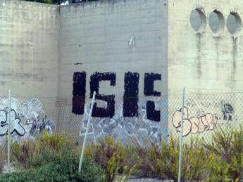 Fiumicino, spunta scritta nera ISIS all'ex centrale Enel Fiumicino, spunta scritta nera ISIS all'ex centrale Enel