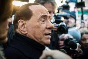 Ferragosto a casa, Berlusconi si rilassa a Arcore Ferragosto a casa, Berlusconi si rilassa a Arcore