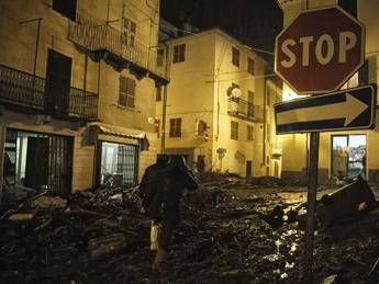Frane e allagamenti, paura in Liguria e Piemonte: esonda il Po, un morto /Video - Foto Frane e allagamenti, paura in Liguria e Piemonte: esonda il Po, un morto /Video - Foto
