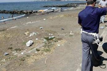 Trovate morte in mare donna e bimba abbracciate Trovate morte in mare donna e bimba abbracciate