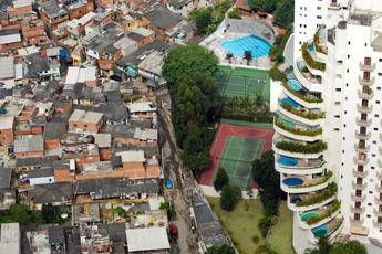 Oxfam, la disuguaglianza dilaga ovunque, metà dei più poveri nei Paesi G20 Oxfam, la disuguaglianza dilaga ovunque, metà dei più poveri nei Paesi G20