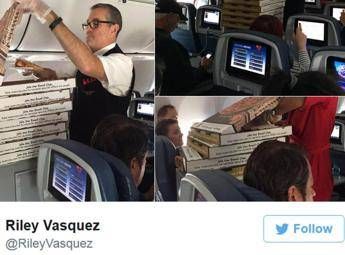 Atterraggio imprevisto per tempesta in arrivo, compagnia aerea offre pizza a passeggeri Atterraggio imprevisto per tempesta in arrivo, compagnia aerea offre pizza a passeggeri