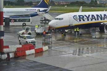 Rissa tra passeggeri, volo Ryanair per Malta atterra a Pisa /Video Rissa tra passeggeri, volo Ryanair per Malta atterra a Pisa /Video