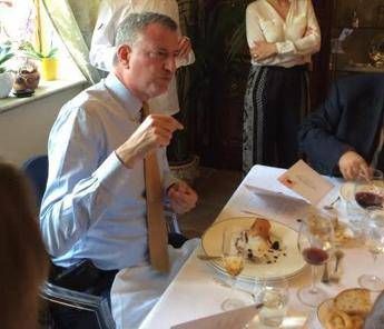 Ravioli ripieni di ragù, maialino nero casertano e cilindro di ricotta e pere, lo chef seduce De Blasio /FOTO Ravioli ripieni di ragù, maialino nero casertano e cilindro di ricotta e pere, lo chef seduce De Blasio /FOTO