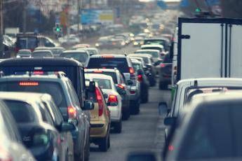 Studenti e lavoratori, l'automobile resta il mezzo più usato Studenti e lavoratori, l'automobile resta il mezzo più usato