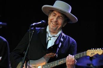 Dylan e il Nobel, il web si scatena: Ma poi, dove lo metti? Sul frigo? Dylan e il Nobel, il web si scatena: Ma poi, dove lo metti? Sul frigo?