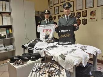 Brescia, Gdf sequestra 384 falsi capi e accessori Emma Marrone Brescia, Gdf sequestra 384 falsi capi e accessori Emma Marrone
