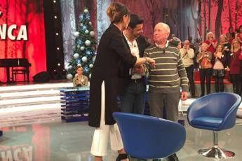 Perde tutti i risparmi con Banca Etruria, anonimo gli dona 10mila euro in diretta tv Perde tutti i risparmi con Banca Etruria, anonimo gli dona 10mila euro in diretta tv