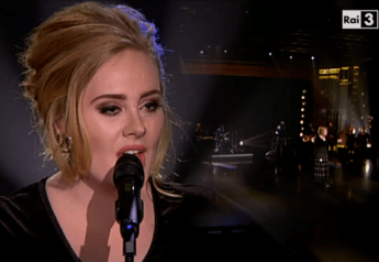 Adele in concerto canta per Bruxelles e insulta i terroristi: Siete solo degli idioti /Video Adele in concerto canta per Bruxelles e insulta i terroristi: Siete solo degli idioti /Video
