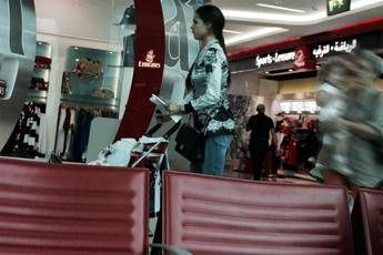 Volo rinviato di 20 ore, centinaia di passeggeri 'intrappolati' a Dubai Volo rinviato di 20 ore, centinaia di passeggeri 'intrappolati' a Dubai