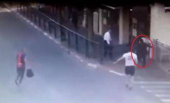 Accoltella 3 israeliani e scappa, il video dell'aggressore palestinese a Rishon Lezion /Guarda Accoltella 3 israeliani e scappa, il video dell'aggressore palestinese a Rishon Lezion /Guarda