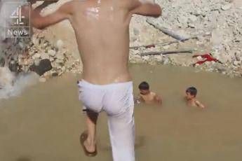 Dopo le bombe i tuffi, la gioia dei bimbi di Aleppo nell'inferno della guerra /Video Dopo le bombe i tuffi, la gioia dei bimbi di Aleppo nell'inferno della guerra /Video