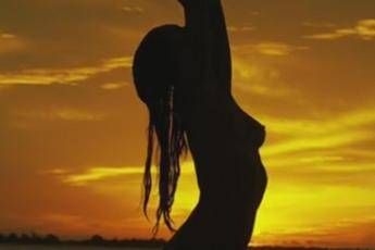 Nuda al tramonto, Alessandra Ambrosio incanta Instagram /Video Nuda al tramonto, Alessandra Ambrosio incanta Instagram /Video