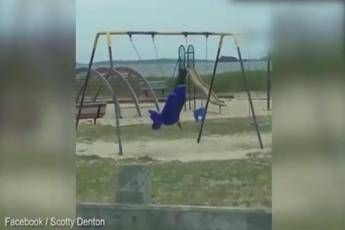 C'è un fantasma sull'altalena: il video lascia senza fiato C'è un fantasma sull'altalena: il video lascia senza fiato