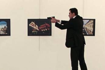 Agguato ad Ankara, ucciso ambasciatore russo: attentatore era un poliziotto Agguato ad Ankara, ucciso ambasciatore russo: attentatore era un poliziotto