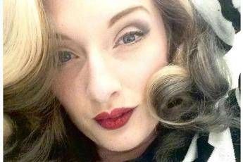 Un infarto per colpa delle offese sui social, il racconto della modella Pin-up /Foto Un infarto per colpa delle offese sui social, il racconto della modella Pin-up /Foto
