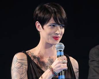 Asia Argento-Heather Parisi, botta e risposta tra stroncature e tweet Asia Argento-Heather Parisi, botta e risposta tra stroncature e tweet
