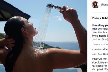 Ashley Graham, la doccia a bordo piscina è rovente /Foto