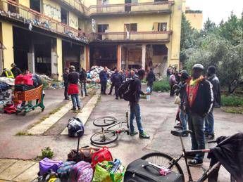 Roma, sgomberata ex cartiera via Assisi: dentro 100 persone tra rifiuti, bombole e letti di fortuna Roma, sgomberata ex cartiera via Assisi: dentro 100 persone tra rifiuti, bombole e letti di fortuna
