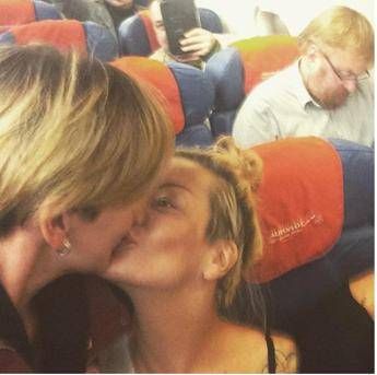 Russia, il bacio protesta di due ragazze davanti all'autore della legge antigay Russia, il bacio protesta di due ragazze davanti all'autore della legge antigay