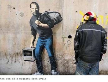 Banksy a Calais ritrae su un muro Steve Jobs... figlio di un migrante siriano Banksy a Calais ritrae su un muro Steve Jobs... figlio di un migrante siriano