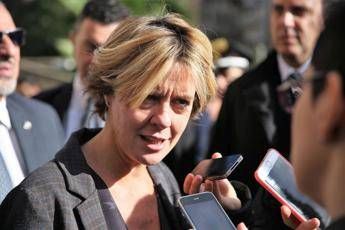 Rogo Pomezia, Lorenzin: Non c'è diossina nei centri abitati Rogo Pomezia, Lorenzin: Non c'è diossina nei centri abitati
