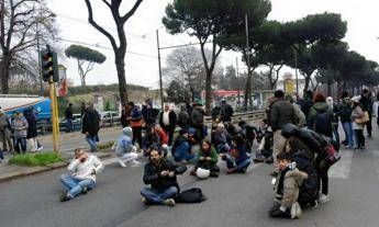 Roma, sgombero palazzo Villa Lauricella: 10 famiglie senza casa Roma, sgombero palazzo Villa Lauricella: 10 famiglie senza casa