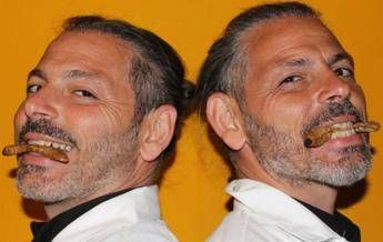 Ecco i gemelli che allevano grilli e cavallette da mangiare Ecco i gemelli che allevano grilli e cavallette da mangiare