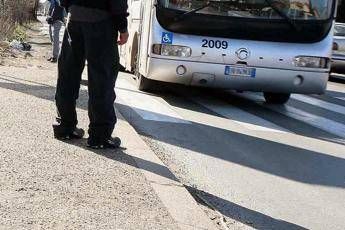 Roma, ubriachi aggrediscono autista Atac e sfondano cabina con estintore Roma, ubriachi aggrediscono autista Atac e sfondano cabina con estintore