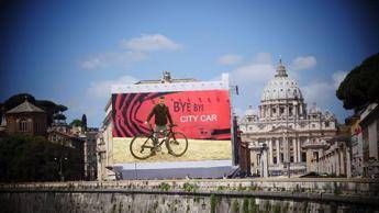 Roma: ciclisti romani ironizzano sul maxicartellone in Vaticano Roma: ciclisti romani ironizzano sul maxicartellone in Vaticano