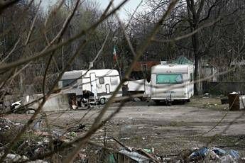 5 euro di benzina e vanno a fuoco, la rabbia dei cittadini di Guidonia contro i rom 5 euro di benzina e vanno a fuoco, la rabbia dei cittadini di Guidonia contro i rom