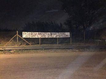 Roma, striscione in via Candoni: Chiudiamo il campo rom Roma, striscione in via Candoni: Chiudiamo il campo rom