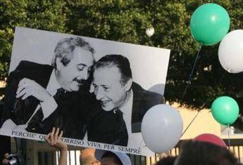 Lombardia, Pirellone ricorda le vittime di mafia e dedica un tributo alle scorte Lombardia, Pirellone ricorda le vittime di mafia e dedica un tributo alle scorte
