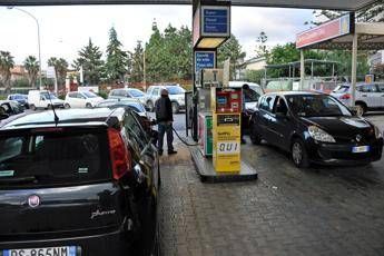 Carburanti prezzi ancora in rialzo per benzina e diesel