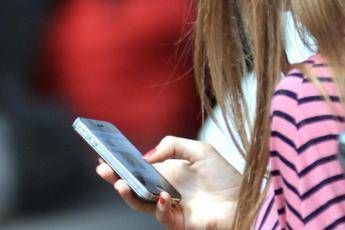 spiare il cellulare del partner è reato
