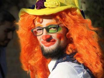 Raid su Aleppo, ucciso il clown che regalava sorrisi a 100mila bambini Raid su Aleppo, ucciso il clown che regalava sorrisi a 100mila bambini